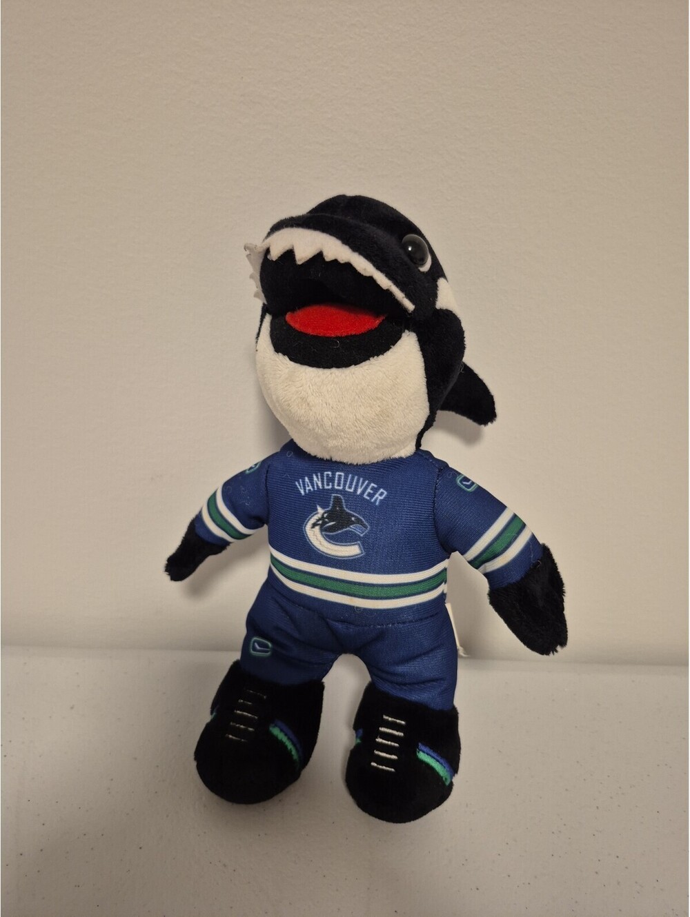 RARE Vancouver Canucks NHL Hockey Mascot Fin Killer Orca Whale Plush 10"